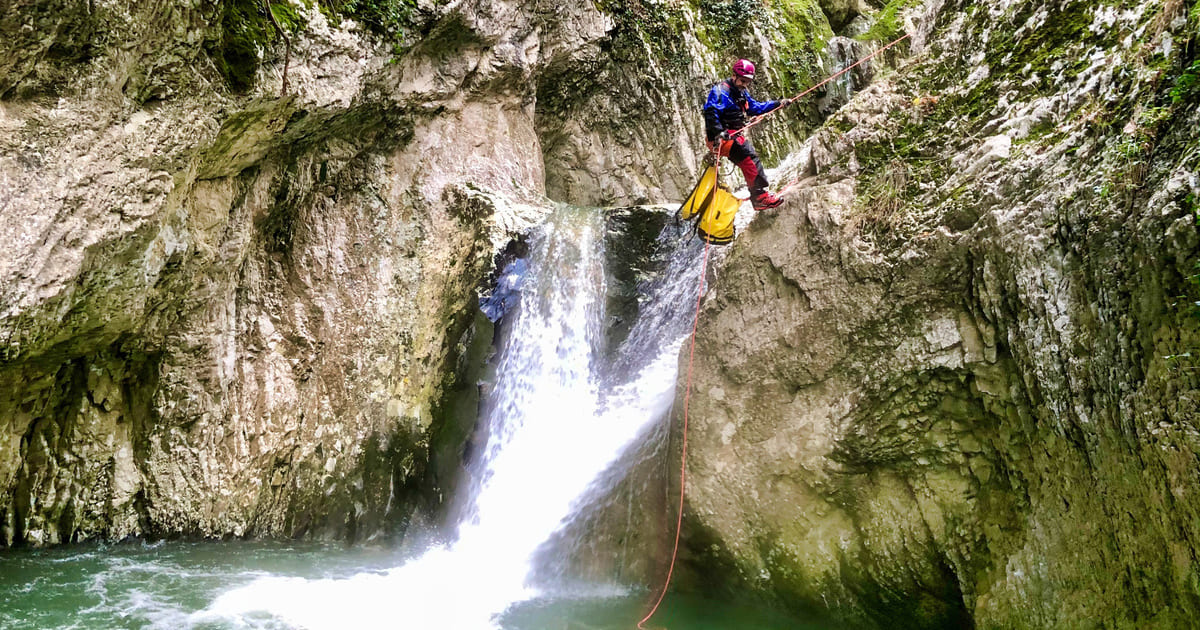 canyoning torrentismo molise recovery energy 4 Torrentismo in Umbria con Recovery Energy Torrentismo Forra del Casco Valnerina Spoleto Che attrezzatura tecnica si utilizza per la pratica del torrentismo?
